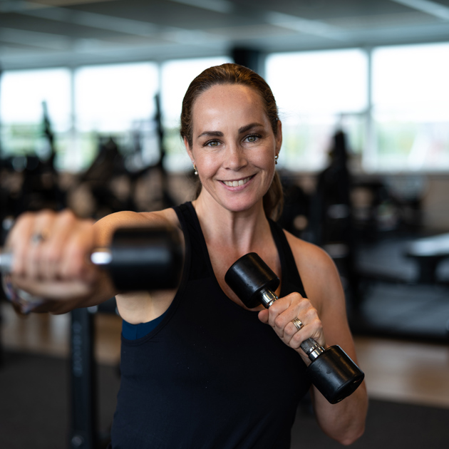 Fitnessclubnederland 072022 Claudia Dumbbells 01